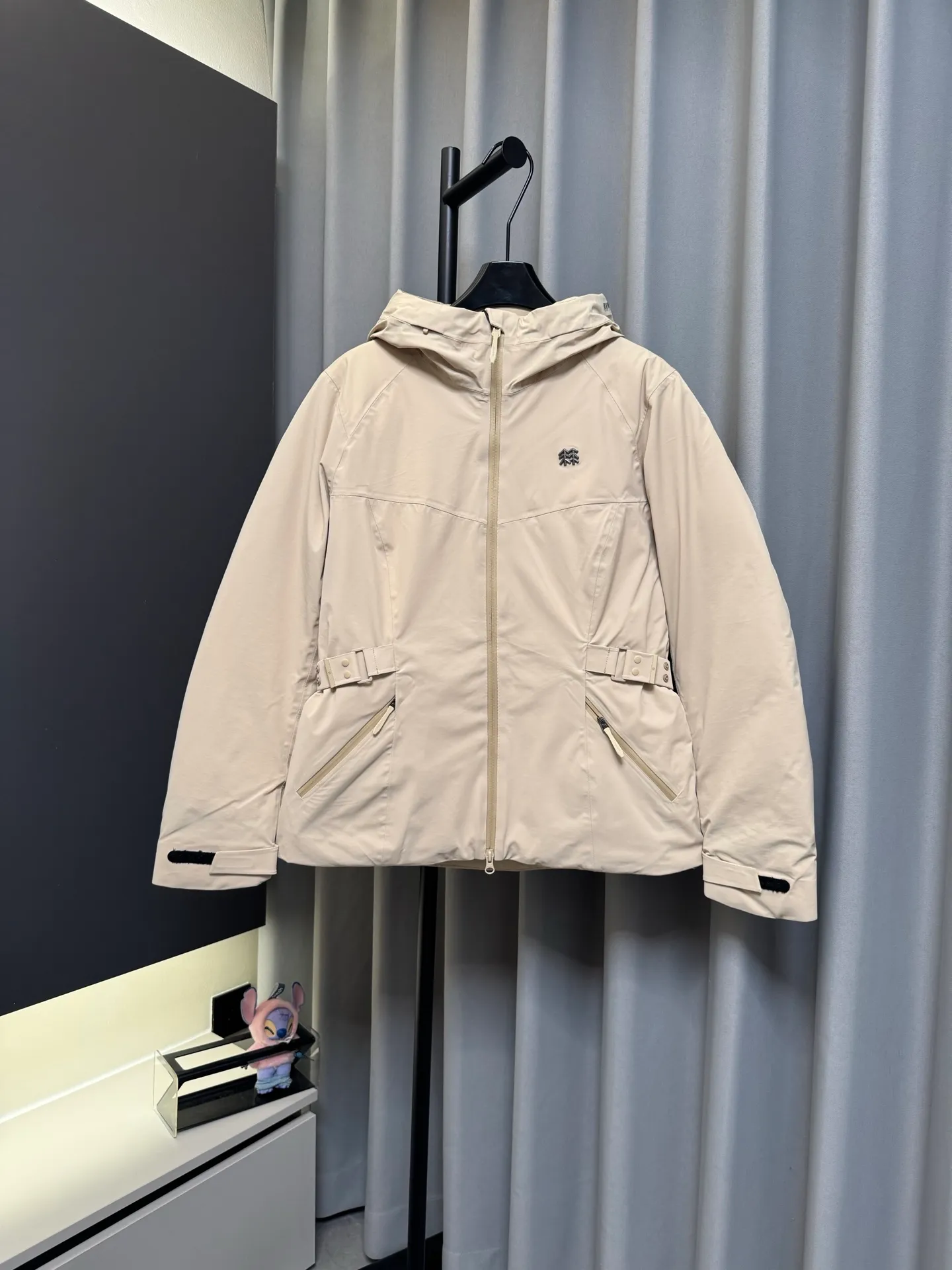 [Premium Replica] KOLON SPORT/Kolon Women's HIKING 26fw Waterproof and Breathable Down Jacket Women's HALF BELT Lightweight Goose Down Girls' Waist-Shrinking Short Down Jacket ✔ Waist-cinching belt design: side adjustment buckle, free to tighten the waistline, breaking the bloated feeling of traditional outdoor clothing, wearing a neat waist, short style showing long legs ✔Hard-shell functional fabric: waterproof, moisture-permeable and windproof, resistant to rain and snow, breathable without sweating, Wear-Resistant, urban + outdoor dual scenes ✔High-quality goose down filling: lightweight and high-loft goose down, strong temperature locking, no pressure on the upper body, warm in winter ✔Detailed design: integrated hood, zipper safety pocket, cuff Velcro windproof and temperature locking ✔Classic hooded design, 95% goose down filling, first-class thermal insulation effect. Highly elastic windproof and waterproof fabric, can hold up even in extremely cold weather. There is a detachable belt at the waist and built-in windproof sleeves. The details are exquisite and the cutting, laminating, laminating, and hot pillow ironing are all solid workmanship. Regular fit, comfortable to wear and not bulky, can be worn for commuting and skiing Color: Khaki Size: s/m/l/xl/2xl